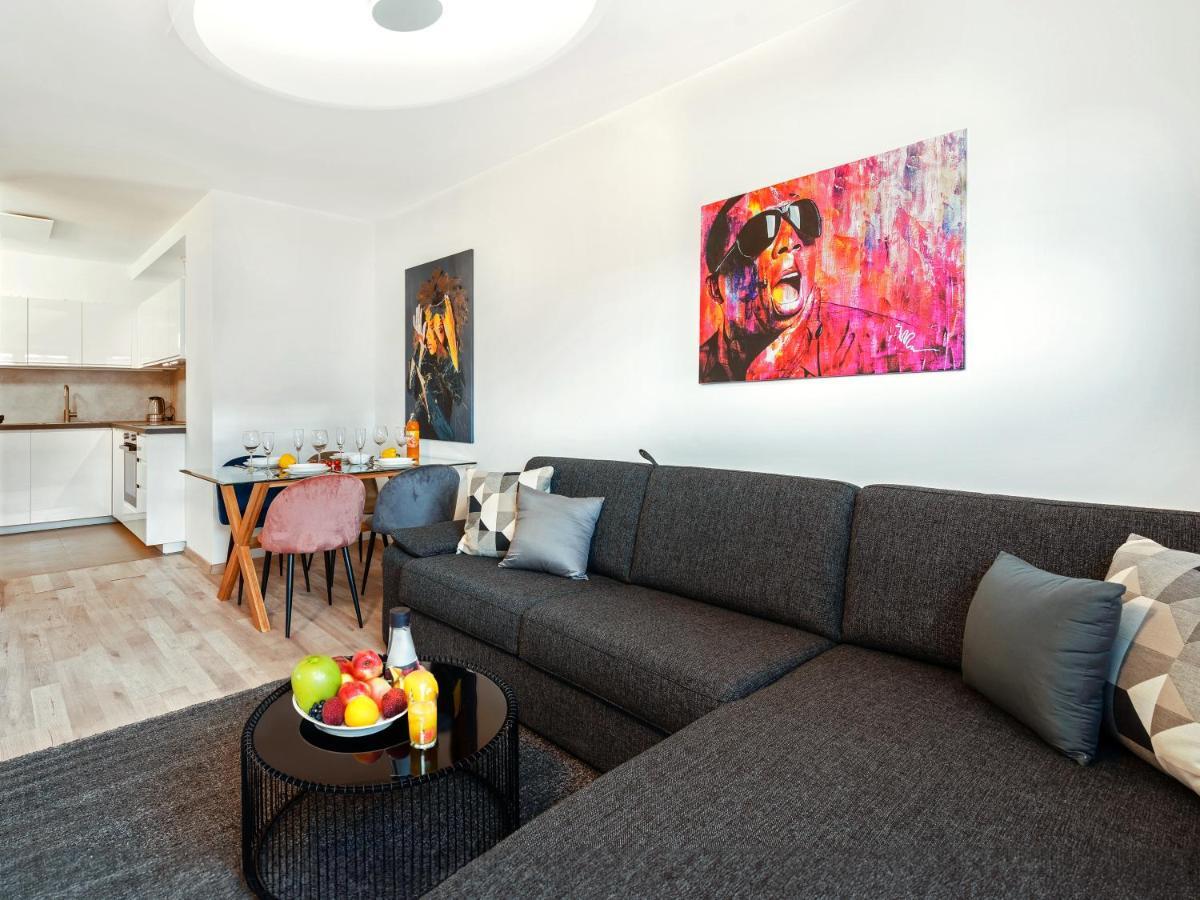 Sky9 Apartments Stadthalle Wina Bagian luar foto