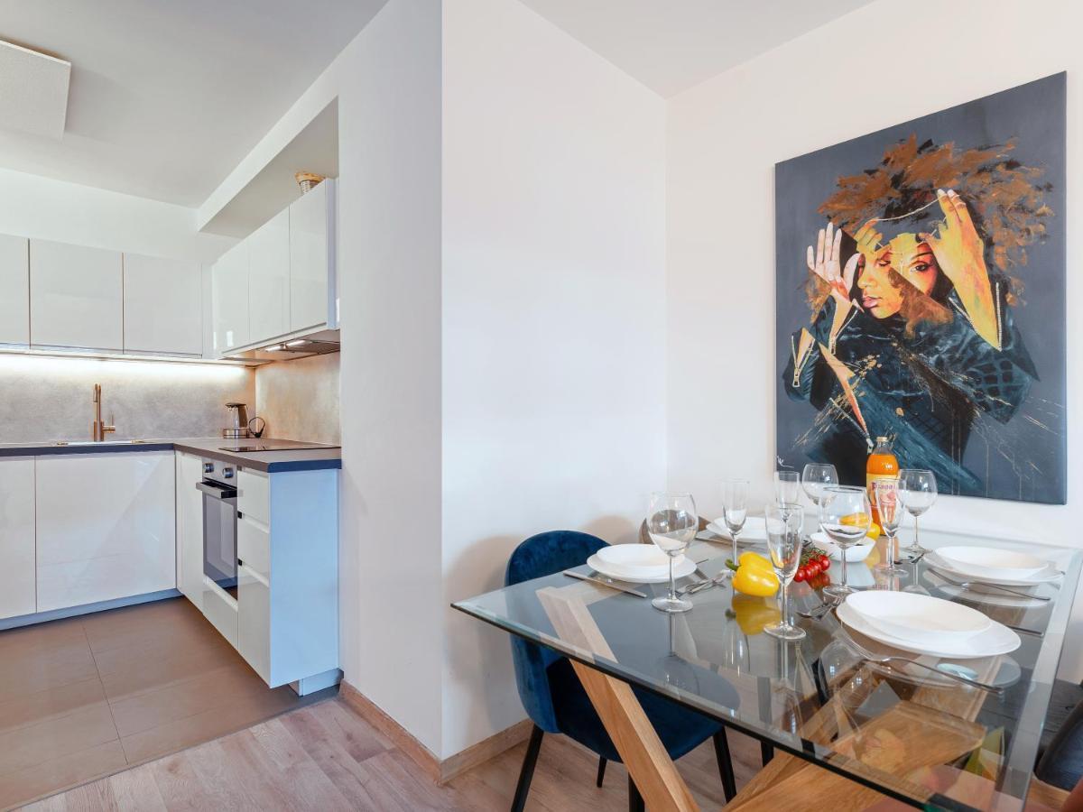 Sky9 Apartments Stadthalle Wina Bagian luar foto
