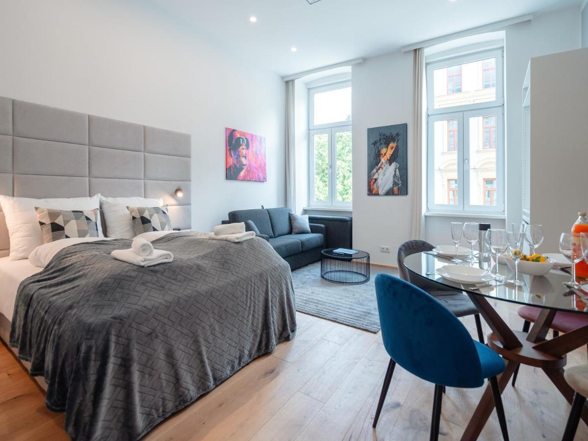 Sky9 Apartments Stadthalle Wina Bagian luar foto