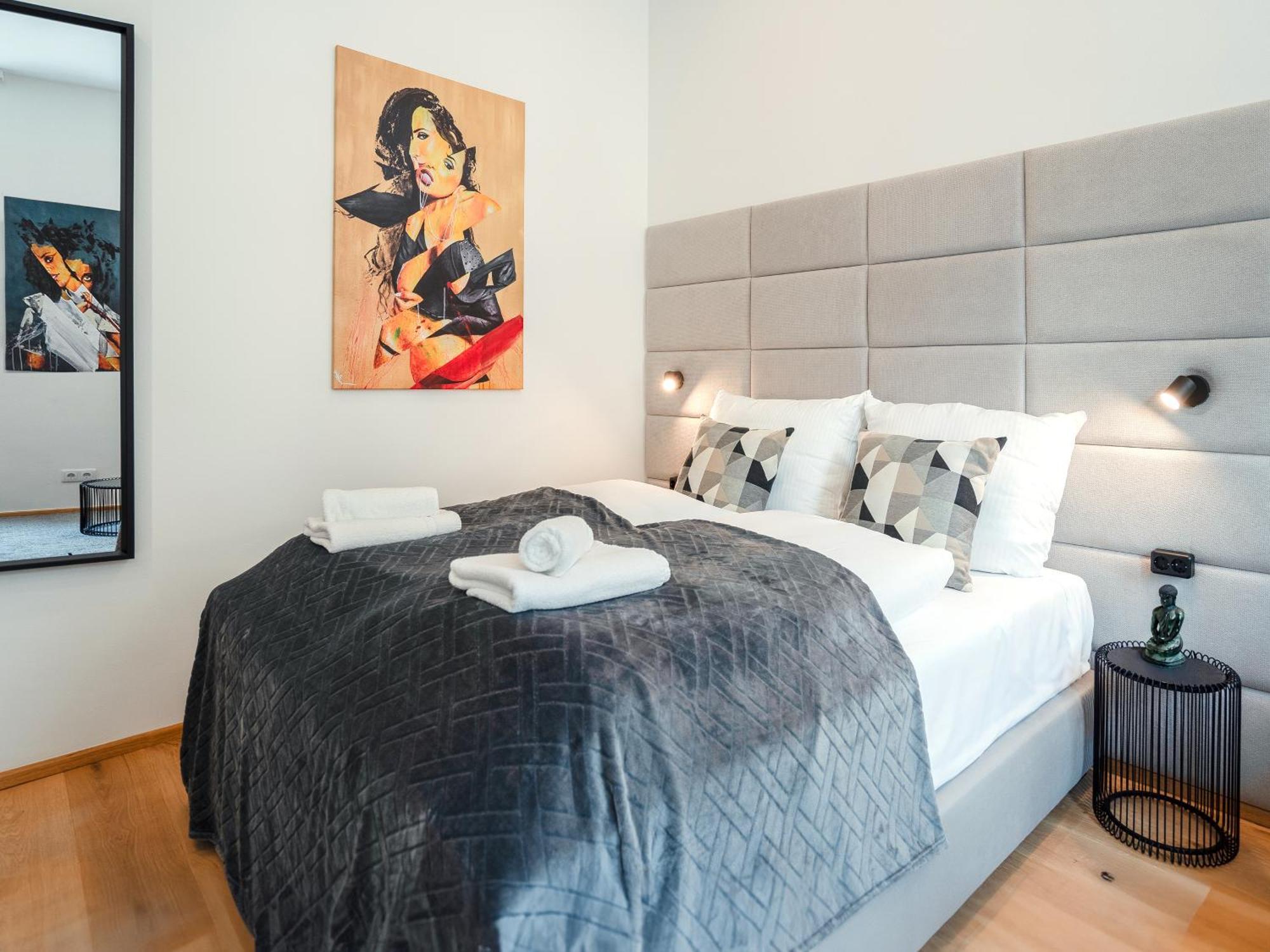 Sky9 Apartments Stadthalle Wina Bagian luar foto